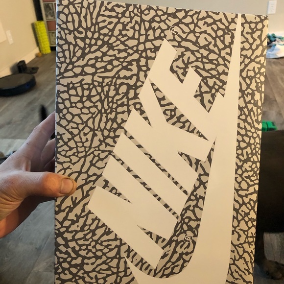 Brand new never worn size 9. We’re purchased through the SNKRS APP. - Picture 3 of 4